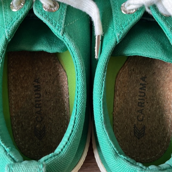 Cariuma SZ 8 green canvas sneaker.  Preowned in great condition. - Picture 3 of 6